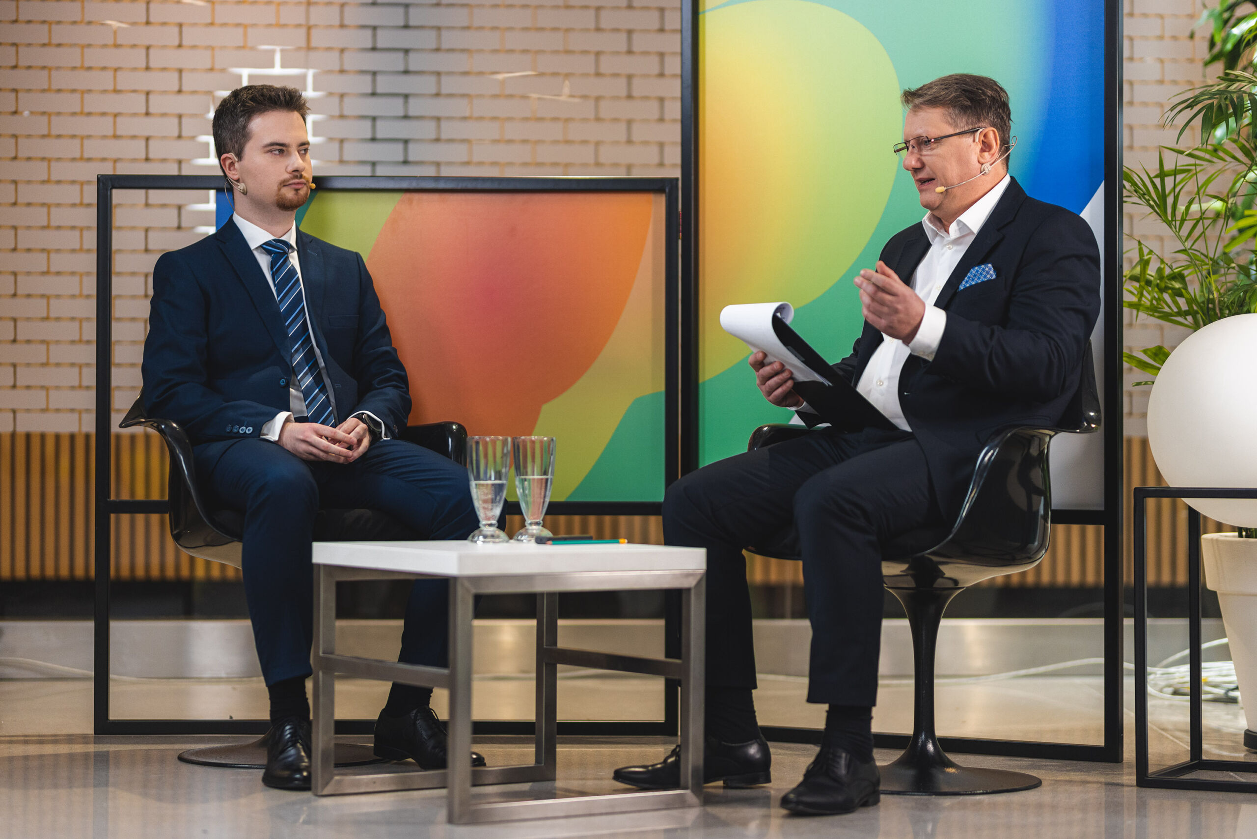 dyskucja podczas konferencji o prasie